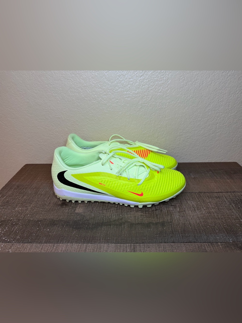 Nike Phantom 6 Low Academy Tf “Hyper Crimson”
- Size 9.5 Men.